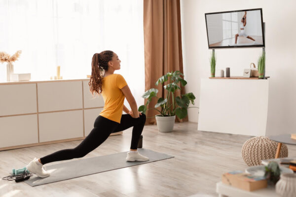Cinci exerciții fizice simple pe care le poți face acasă