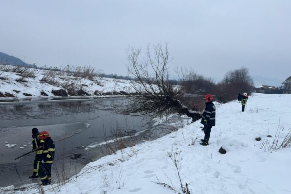 Copil de 4 ani căutat în râul Someș, alt minor a fost scos din apă și dus la spital. Pompieri și scafandri intervin de urgență  