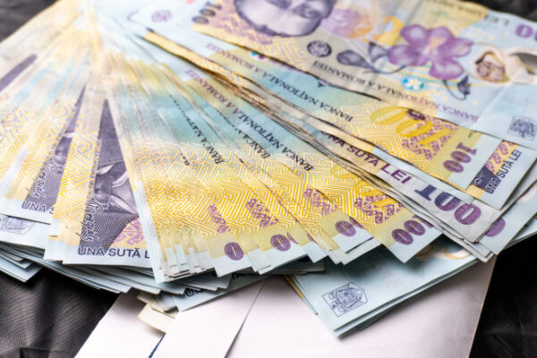 Statul plătește studiile angajaților din primării: Cine beneficiază