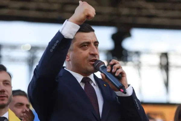 AUR anunță că va negocia cu toate partidele pentru anticipate și un nou Guvern. Simion: „Suntem dispuşi să facem concesiile necesare”
