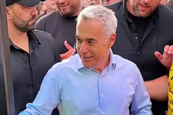 Cum vrea Călin Georgescu să schimbe România: Turul țării cu sapa și vrăjeala