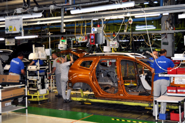 Dacia și Ford au oprit producția pentru a limita consumul de energie. Anunțul lui Ilie Bolojan în plină criză energetică