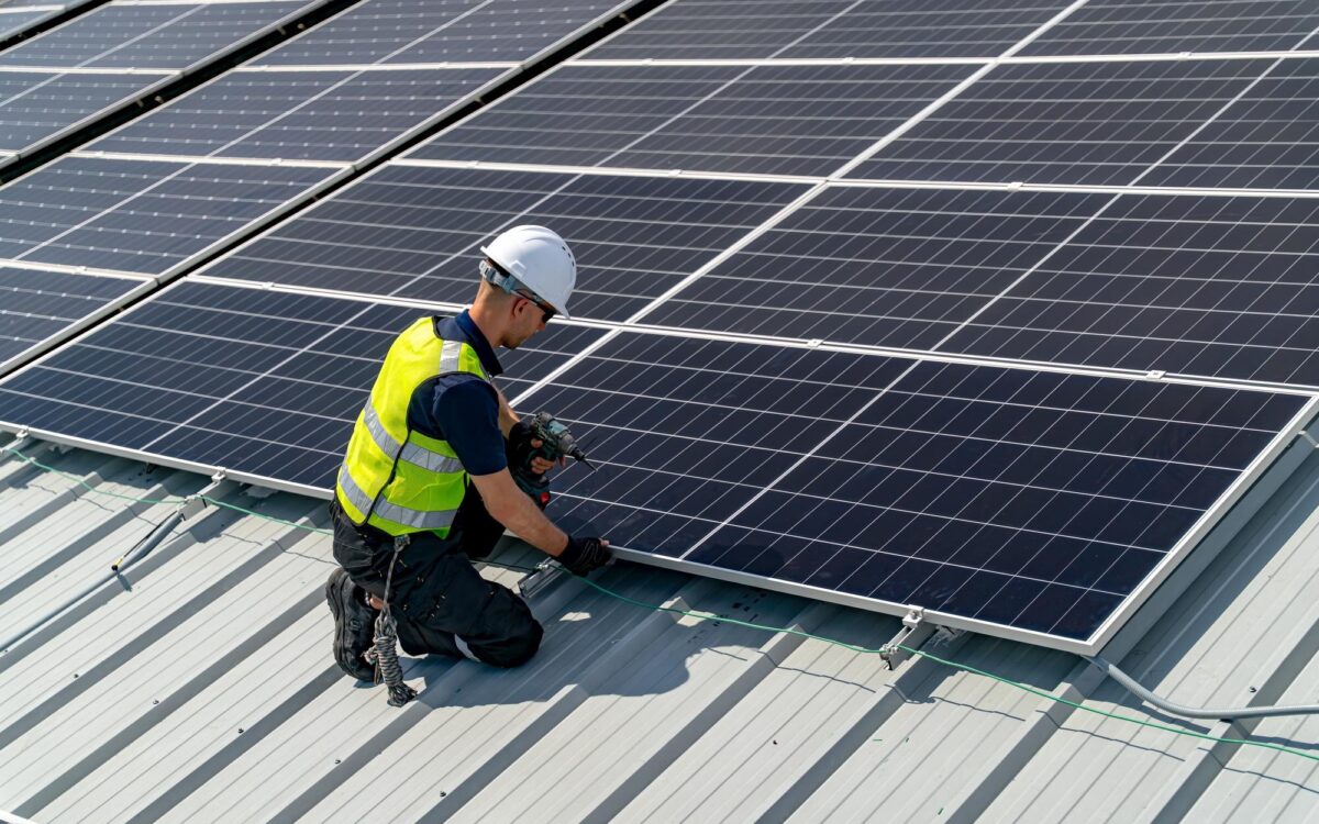 Cât spațiu trebuie să ai pe acoperiș pentru instalarea panourilor solare