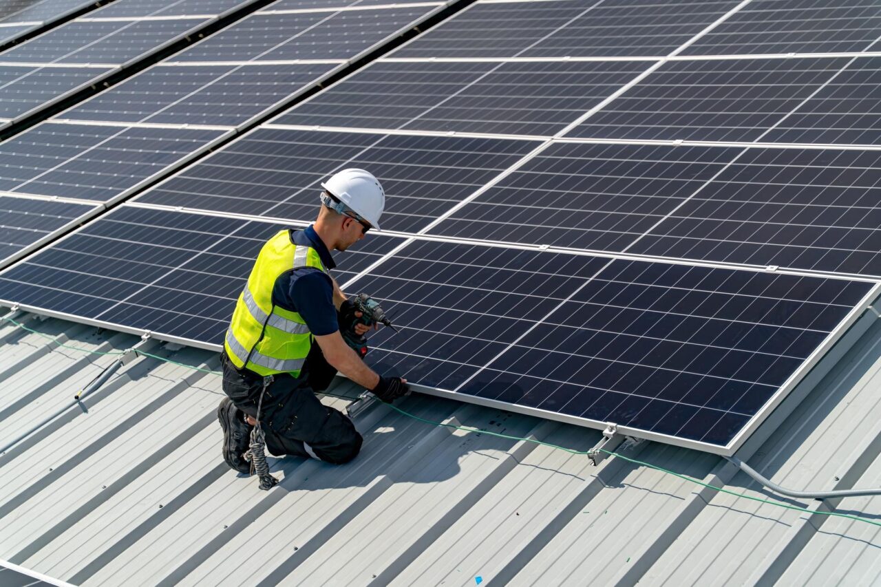 Cât spațiu trebuie să ai pe acoperiș pentru instalarea panourilor solare