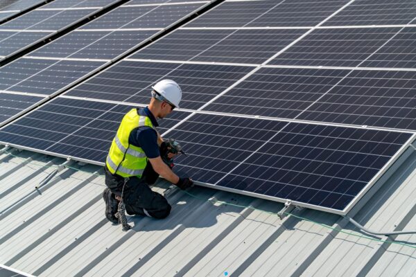 Cât spațiu trebuie să ai pe acoperiș pentru instalarea panourilor solare