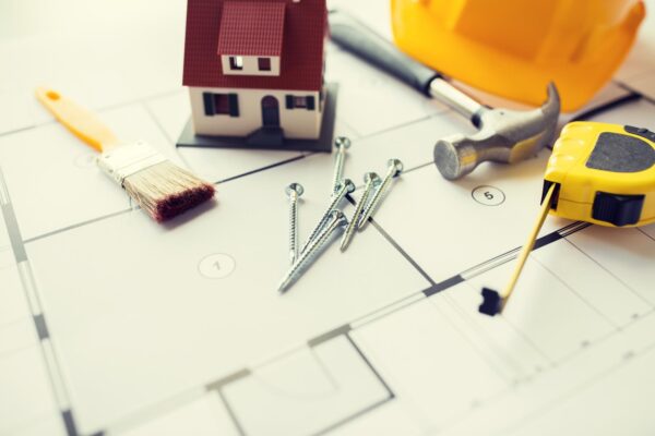 Împrumut pentru construcția unei case: cum pot fi organizate finanțarea și tranșele