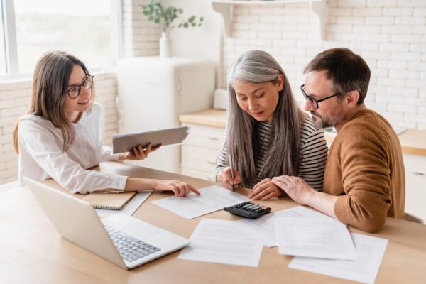 Credit ipotecar pe 20 sau 30 de ani: ce compari dincolo de rata lunară