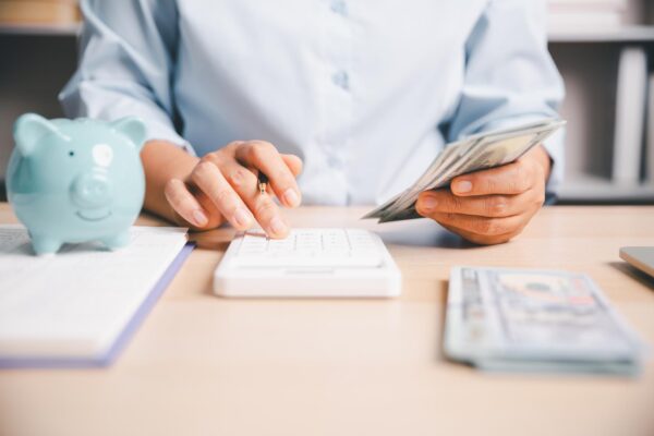 Cum separi banii pentru taxe și obligații dacă lucrezi pe cont propriu