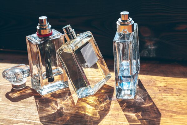 Parfumuri cu note pudrate: ce le deosebește de aromele dulci și florale